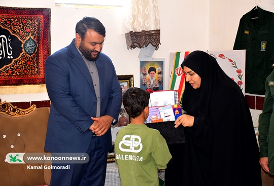 دیدار مدیرکل کانون پرورش فکری لرستان با خانواده شهیدان بازگیر